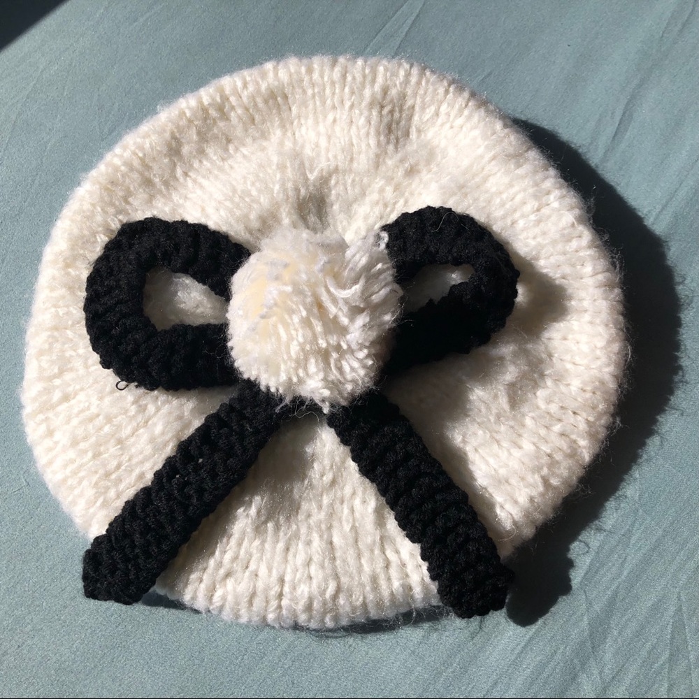 Knitted beret with ribbon - white